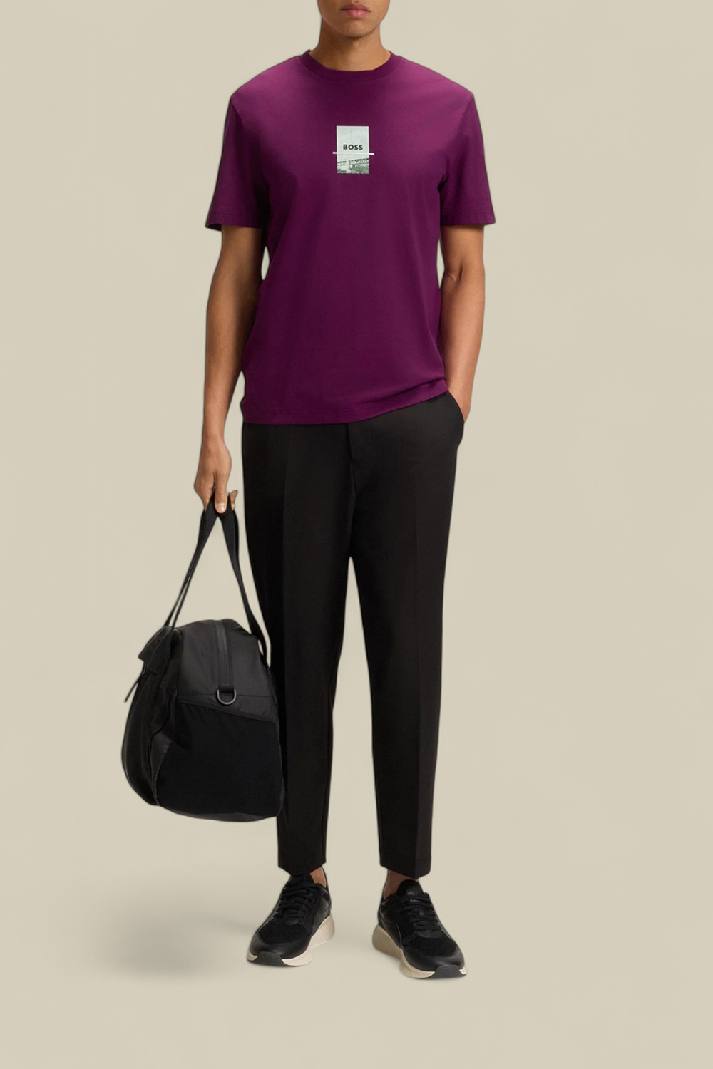 תמונת כל הלוק של חולצת טי